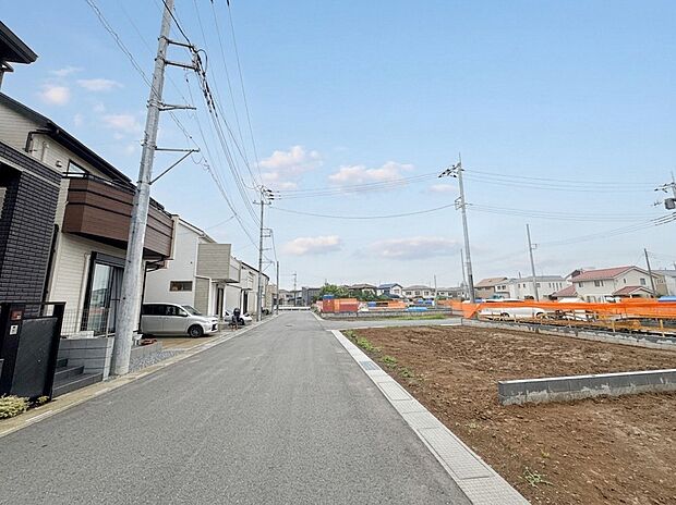 【前面道路、公道4m】車の通行が少ないので、静かな住環境を維持することができます。