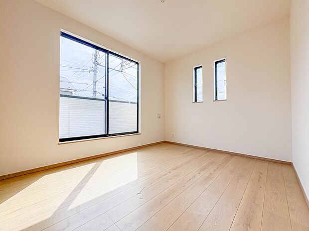 【子供部屋5.62帖】お子様のお部屋にぴったりなクロークを備えたフローリング仕様の洋室です。