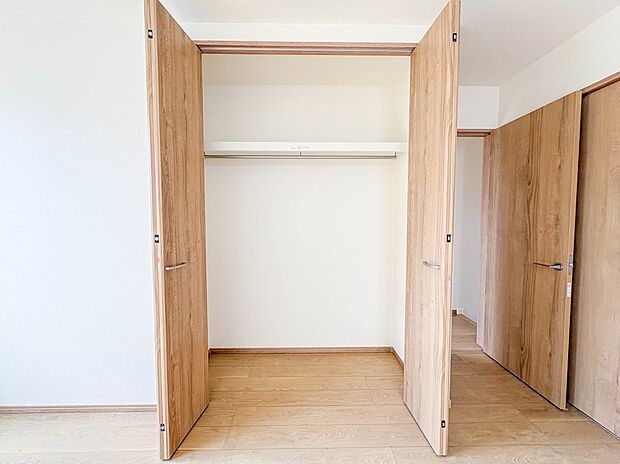 【7.2帖居室の収納】各部屋を最大限に広く使って頂ける様、全居住スペースに収納付。プライベートルームはゆったりと快適に。