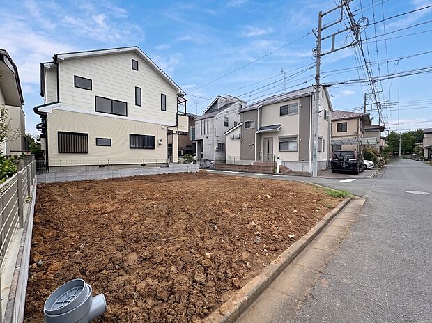 【前面道路6m】家の前をまっすぐの通りが走っている。クルマは少なく、人々は毎朝、ウォーキング、ジョギング、犬の散歩など、フリーな朝時間を過ごしている。