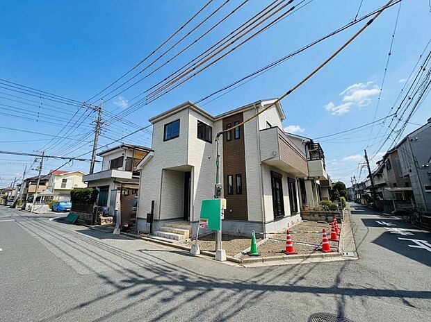 【前面道路6m】家の前をまっすぐの通りが走っている。クルマは少なく、人々は毎朝、ウォーキング、ジョギング、犬の散歩など、フリーな朝時間を過ごしている。