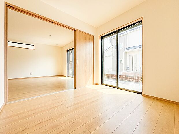 【洋室4.5帖】 シンプルにデザインされた室内。リビング脇の洋室です。