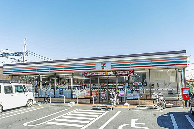 コンビニ 350m セブンイレブン岩槻本丸店(セブンイレブンは近くて便利を掲げています。近くとは、心の近さ。便利とはモノが期待以上の品質でお客さまに届くこと。セブン銀行など新しいサービスを積…