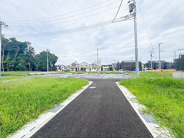 【前面道路、公道4m】車の通行が少ないので、静かな住環境を維持することができます。