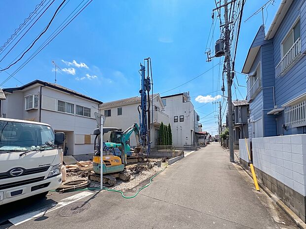 【前面道路】陽当りや通風性など各所に施された工夫で住みやすさを実現。部屋の大きさや周辺環境・街並など、資料には掲載していない情報が現地にはたくさんございます。是非ご確認下さい。