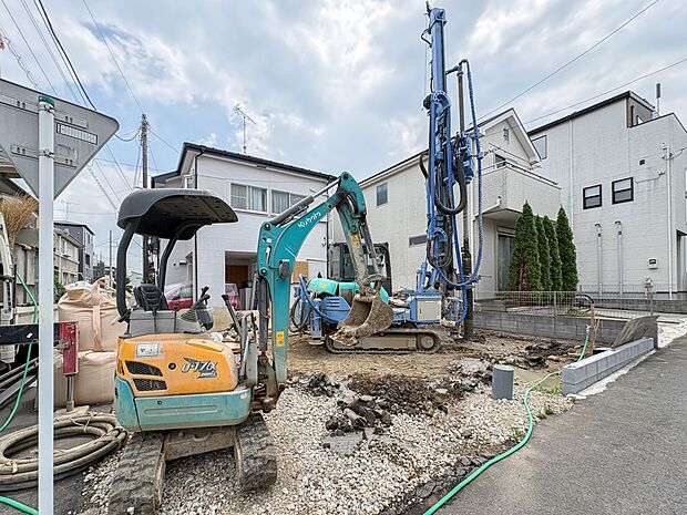 【外観】堂々たる趣ながら、主張し過ぎずどこか余裕を感じさせるシャープなフォルムで佇む邸宅は、晴天の空と照らし合わせる事で、本来あるべき完成形の姿を見せてくれます。