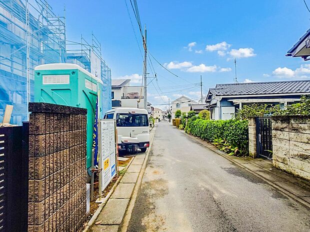 【前面道路】車の通行が少ないので、静かな住環境を維持することができます。