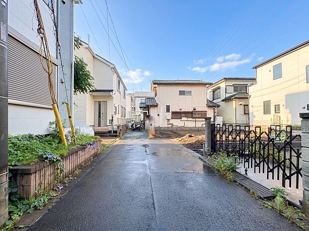 【前面道路】車の通行が少ないので、静かな住環境を維持することができます。