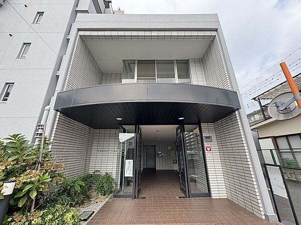 【エントランス】玄関はおうちの顔と言われます。玄関アプローチは、外観デザインの印象を左右します。ご家族の個性を出しながら、素敵な玄関でお客様をお迎えしてください。