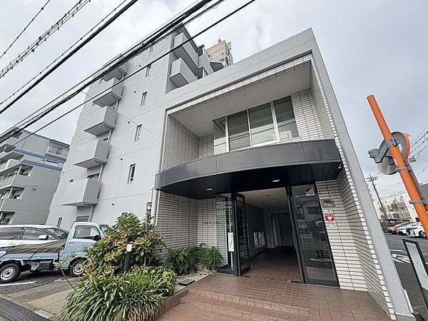 【エントランス】落ちついた外観にマッチしたエントランス。