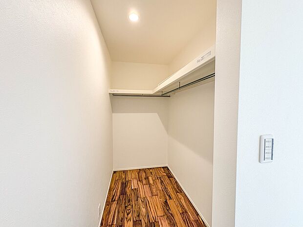 【WIC(ウォークインクローゼット)】 たくさんの洋服をかけてもシワになりにくいウォークインクローゼット。洋服以外にも、普段使わない家電やスーツケース、ストック品など何でも片付く嬉しい空間…