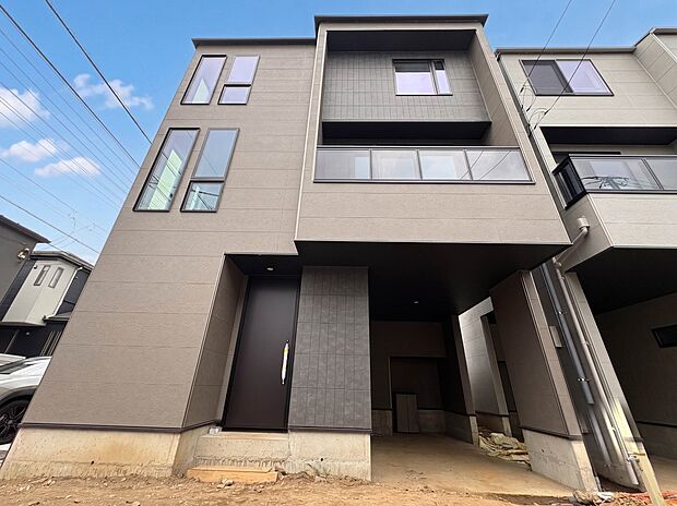 【現地外観】陽当りや通風性など各所に施された工夫で住みやすさを実現。部屋の大きさや周辺環境・街並など、資料には掲載していない情報が現地にはたくさんございます。是非ご確認下さい。※青空はイメー…
