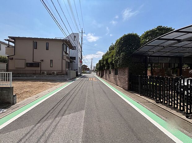 【前面道路】陽当りや通風性など各所に施された工夫で住みやすさを実現。部屋の大きさや周辺環境・街並など、資料には掲載していない情報が現地にはたくさんございます。是非ご確認下さい。