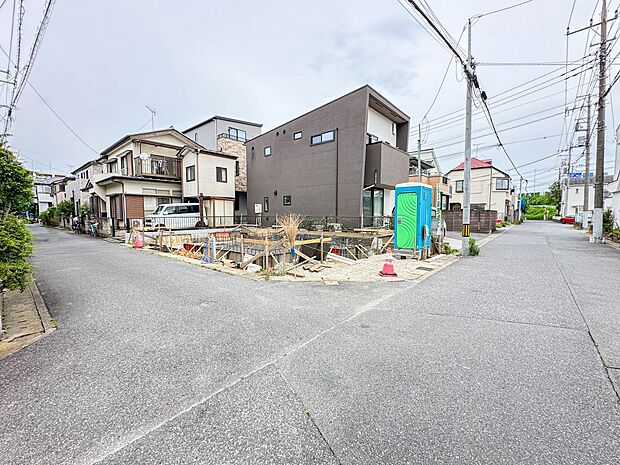 【前面道路6m】車の通行が少ないので、静かな住環境を維持することができます。