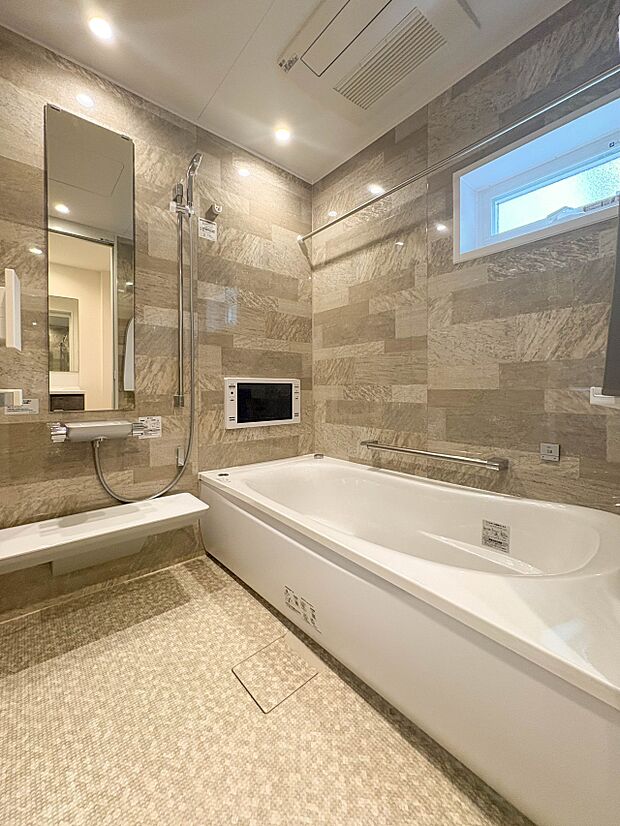 【Bathroom-浴室-】 1日の疲れを癒すバスルームは、心地よいリラックスを叶える清潔感溢れる美しい空間です。心からゆったりと寛いでいただけるよう、ゆとりのスペースを確保してます。