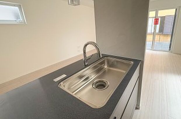【浄水器一体型混合水栓】一つの蛇口で「原水(水道水)」「シャワー」「浄水」を切り替えられる、浄水器を内蔵した混合水栓です。浄水は、水栓本体の首部分に付属のカートリッジをセットして使用します。…