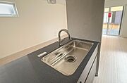 【浄水器一体型混合水栓】一つの蛇口で「原水（水道水）」「シャワー」「浄水」を切り替えられる、浄水器を内蔵した混合水栓です。浄水は、水栓本体の首部分に付属のカートリッジをセットして使用します。…