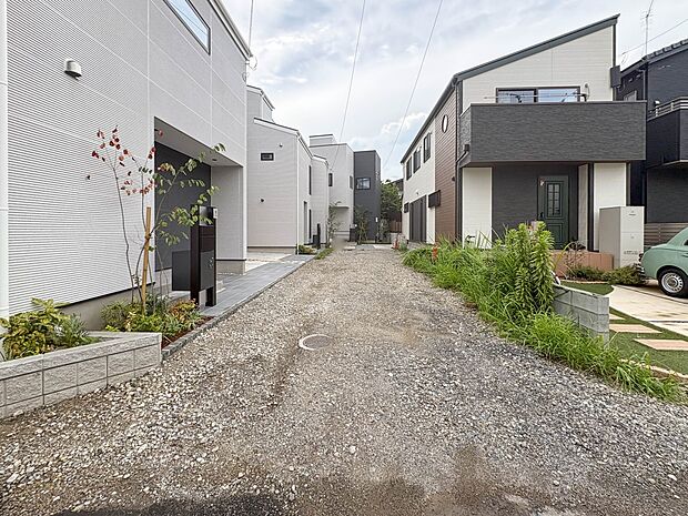 【前面道路】陽当りや通風性など各所に施された工夫で住みやすさを実現。部屋の大きさや周辺環境・街並など、資料には掲載していない情報が現地にはたくさんございます。是非ご確認下さい。