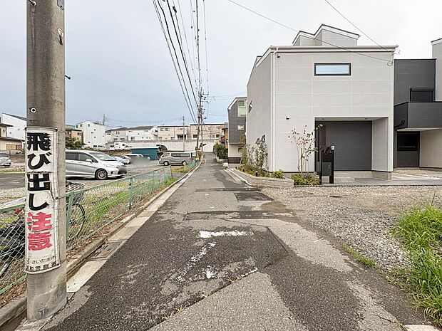 【前面道路】割りと車の通行が少ないので、静かな住環境を維持することができます。