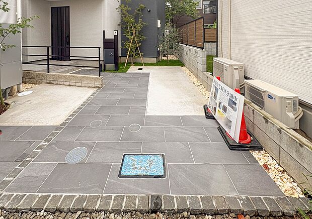 【駐車場】3号棟 カースペース2台可(車種による)。車が1台なら、来客用の駐車場や、駐輪スペースとしてご活用ください。