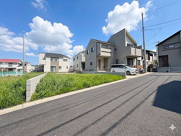 前面道路は車通りは少なく、落ち着いた雰囲気の街並みです。
