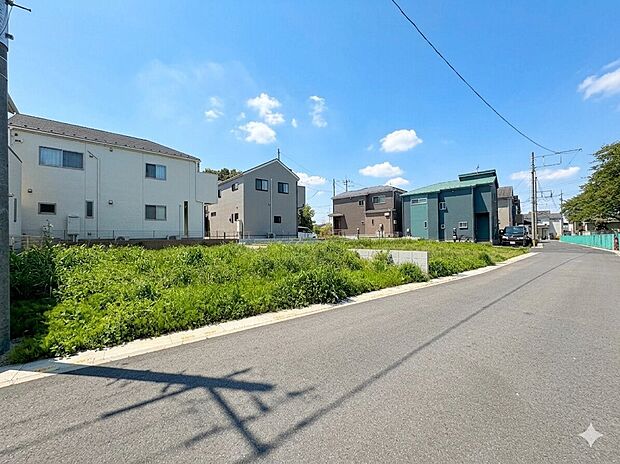前面道路は車通りは少なく、落ち着いた雰囲気の街並みです。