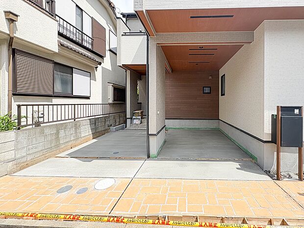【玄関】玄関はおうちの顔と言われます。玄関アプローチは、外観デザインの印象を左右します。ご家族の個性を出しながら、素敵な玄関でお客様をお迎えしてください。