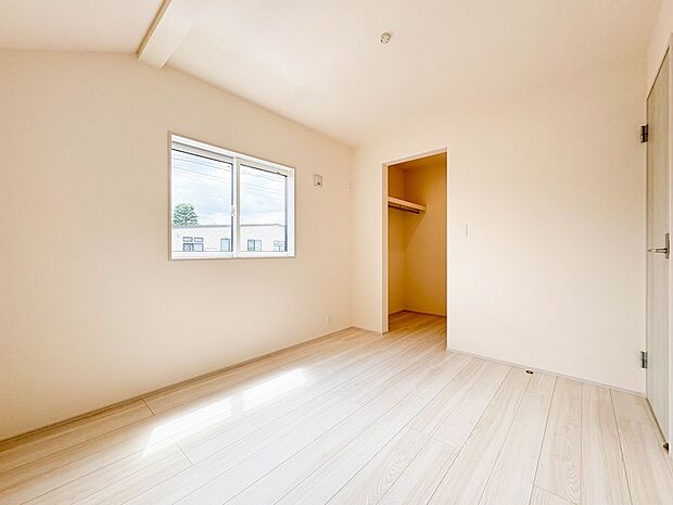 【居室5.25帖】お子様のお部屋にぴったりなクロークを備えたフローリング仕様の洋室です。