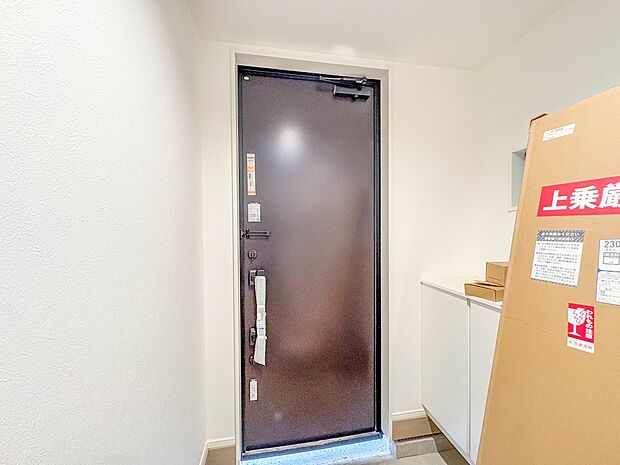 【玄関】 玄関はおうちの顔と言われます。収納力豊富なシューズボックスでスッキリとした素敵な玄関でお客様をお迎えしてください。