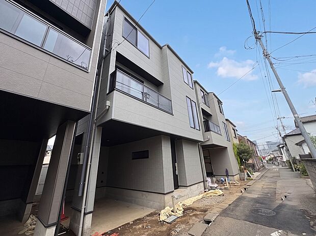 【現地外観】陽当りや通風性など各所に施された工夫で住みやすさを実現。部屋の大きさや周辺環境・街並など、資料には掲載していない情報が現地にはたくさんございます。是非ご確認下さい。※青空はイメー…