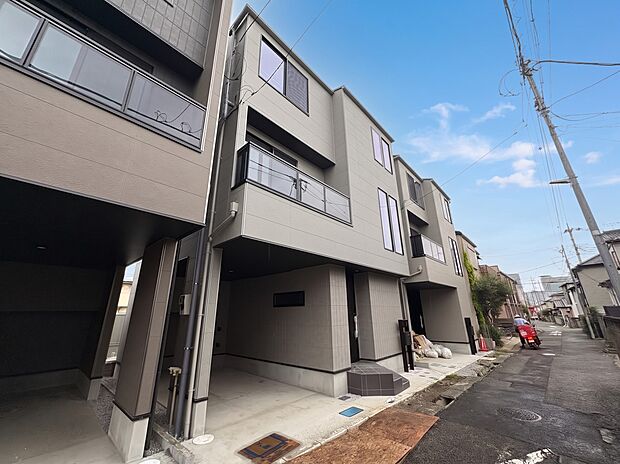 【現地外観】陽当りや通風性など各所に施された工夫で住みやすさを実現。部屋の大きさや周辺環境・街並など、資料には掲載していない情報が現地にはたくさんございます。是非ご確認下さい。※青空はイメー…