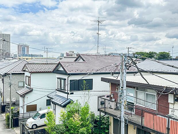 【眺望】その街並みは、さまざまな家の姿が、歩く人々を楽しませている。そう街並みは街の美しい風景なのだ。その風景が目をやさしく和ませてくれている。