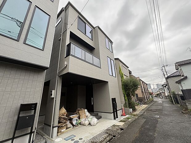 【外観】家族の温かさと陽光の暖かさ、楽しい毎日と明るい未来を予感させる「空間が織り成すひとつ先の住み心地」を演出します。