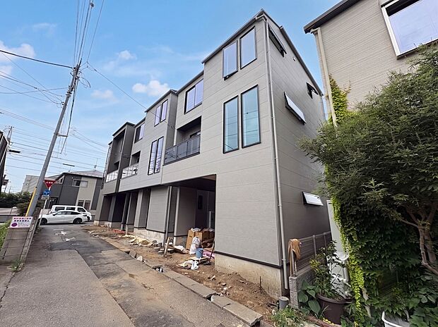 【外観】こちらの物件に少しでもご興味がありましたら、お気軽にお電話下さい。ネット上で「見えない物」「わからない事」でも、実際にご見学いただくことで、手に取るようにおわかりいただけるはずです。…