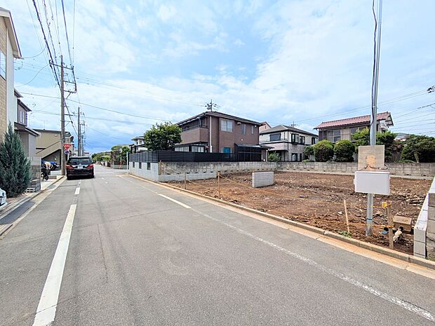 【現地外観】家族の温かさと陽光の暖かさ、楽しい毎日と明るい未来を予感させる「空間が織り成すひとつ先の住み心地」を演出します。