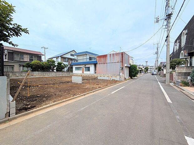 【Frontal road-前面道路-】 静かな通りに面した本物件は、落ち着いて暮らすことができます。 閑静な住宅街で比較的車の通りも少ないのでお子様も安心です。