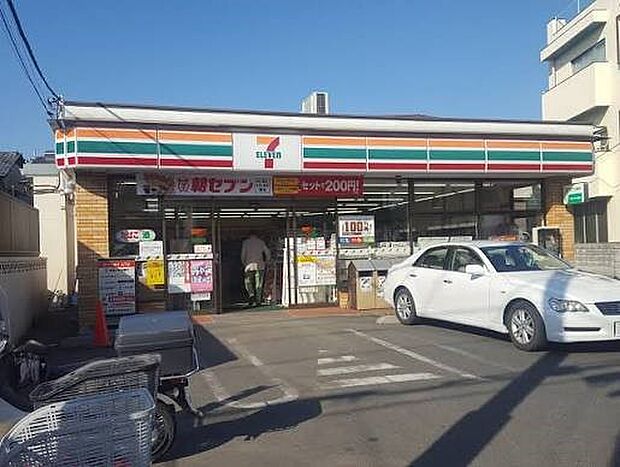 コンビニ 448m セブンイレブン川口在家町店(セブンイレブンは近くて便利を掲げています。近くとは、心の近さ。便利とはモノが期待以上の品質でお客さまに届くこと。セブン銀行など新しいサービスを…