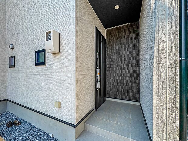 【玄関】家の顔となる玄関は、高いデザイン性が求められます。高級感と断熱性、防犯性に優れた玄関ドアを標準装備。ピッキング対策のセキュリティサムターン等、防犯に考慮しました。