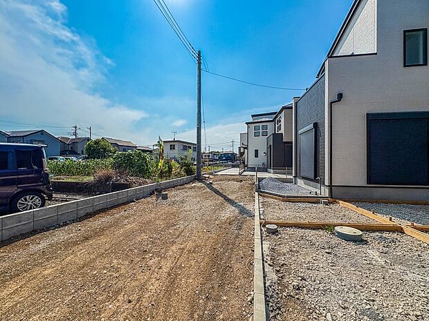 【前面道路】車の通行が少ないので、静かな住環境を維持することができます。