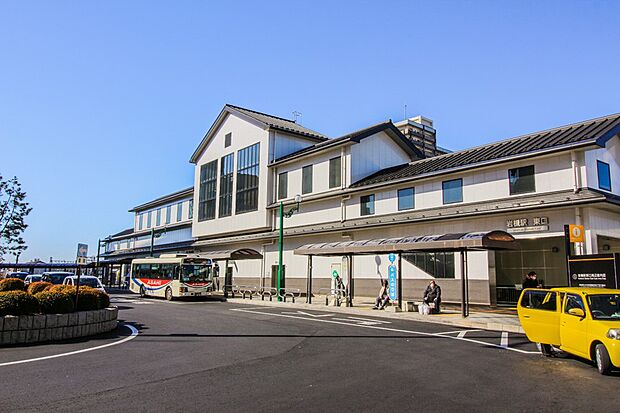 駅 1300m 岩槻駅(昭和4年開業。現在は東武アーバンパークラインの駅。各駅列車と急行が停車。上りは大宮方面、下りは春日部方面になっています。駅にはエレベーター、エスカレーターが設置され、…