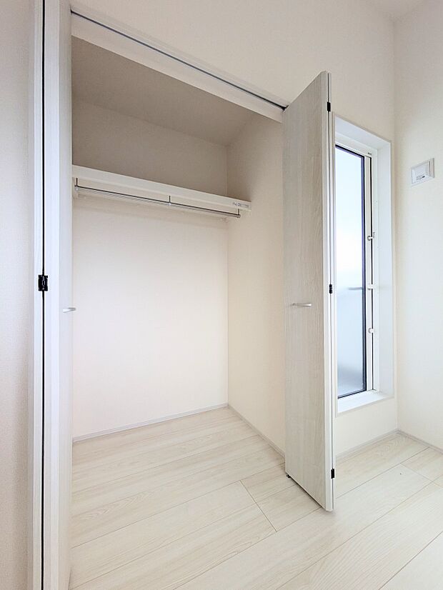 【CL(クローゼット）】  壁面クローゼットのメリットは、衣類が横一列に並ぶためひと目で洋服が選びやすいこと。衣類をたくさんお持ちの方も、限られたスペース内に無理なく収納することができます。…