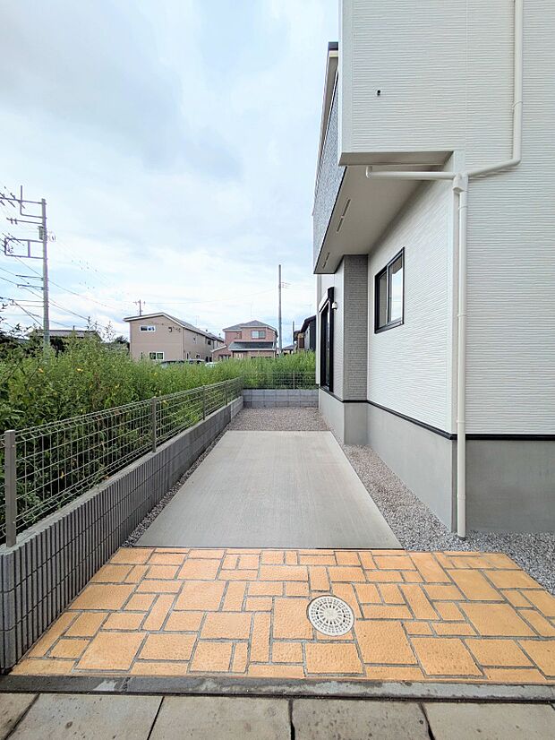 【駐車場】毎日の生活にマイカーが必須という方は、購入を検討する際、駐車場があることは大事な条件です。毎日の通勤や家族の送迎、買い物やお出かけなどクルマのある暮らしを満喫したい方は要チェック。…