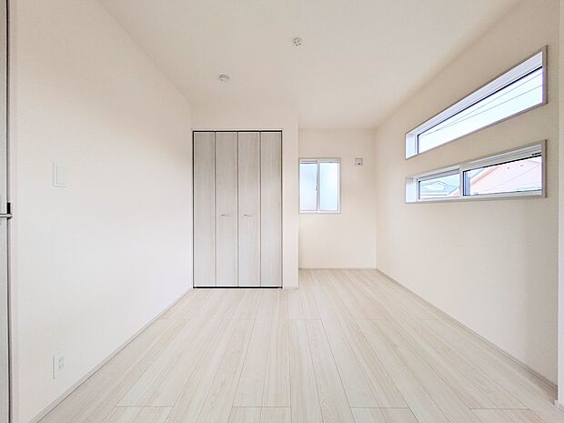 【リビング以外の居室】独立性を高めたお部屋。たっぷりの収納も配備しており、片付いた空間を実現出来そう。陽光も降り注ぐ明るく開放的な空間が魅力的。