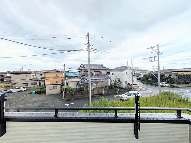【眺望】その街並みは、さまざまな家の姿が、歩く人々を楽しませている。そう街並みは街の美しい風景なのだ。その風景が目をやさしく和ませてくれている。