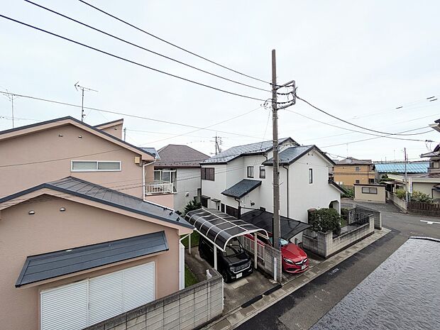 【眺望】朝の澄んだ空気や、夕方に吹く清々しい風を五感で感じられるバルコニー。