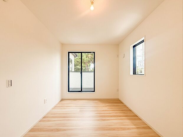 【子供部屋6.1帖】お子様のお部屋にぴったりなクロークを備えたフローリング仕様の洋室です。