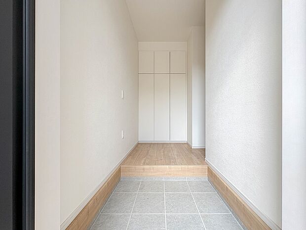 【玄関】玄関はおうちの顔と言われます。玄関アプローチは、外観デザインの印象を左右します。ご家族の個性を出しながら、素敵な玄関でお客様をお迎えしてください。