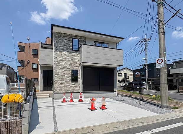 【外観】家族の温かさと陽光の暖かさ、楽しい毎日と明るい未来を予感させる「空間が織り成すひとつ先の住み心地」を演出します。