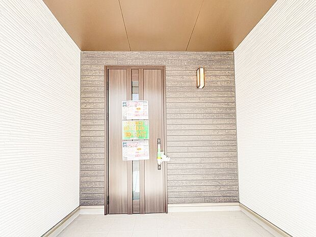 【玄関】家の顔となる玄関は、高いデザイン性が求められます。高級感と断熱性、防犯性に優れた玄関ドアを標準装備。ピッキング対策のセキュリティサムターン等、防犯に考慮しました。