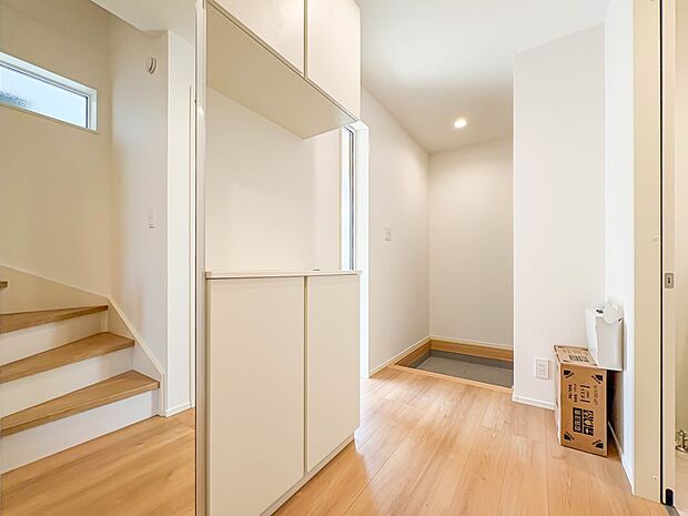 5号棟【玄関】玄関はおうちの顔と言われます。玄関アプローチは、外観デザインの印象を左右します。ご家族の個性を出しながら、素敵な玄関でお客様をお迎えしてください。